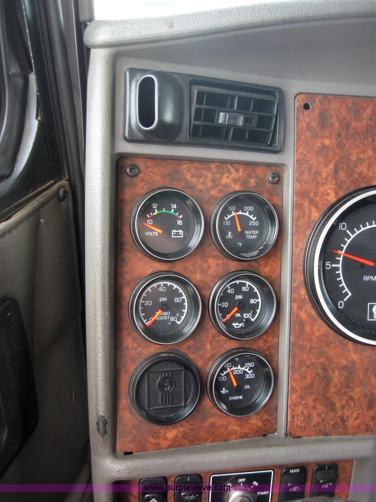 image for item 2628 2005 Kenworth Construct T600 semi truck