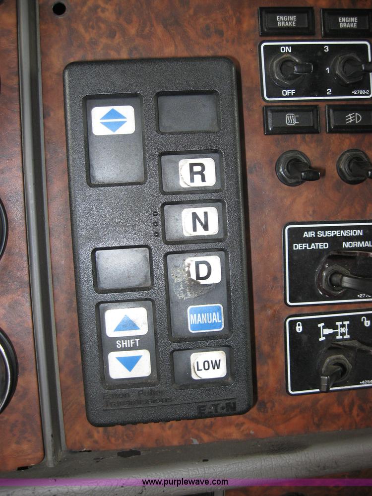 image for item 2628 2005 Kenworth Construct T600 semi truck