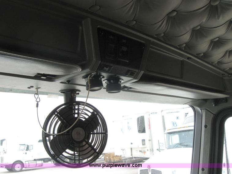 image for item 2628 2005 Kenworth Construct T600 semi truck