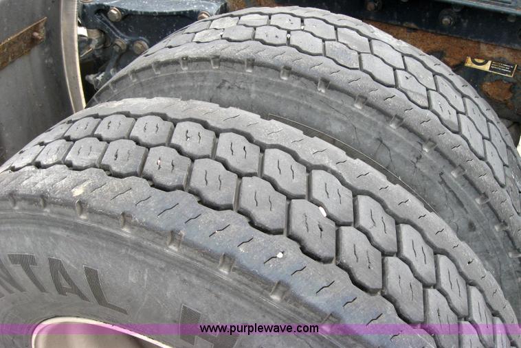 image for item 2628 2005 Kenworth Construct T600 semi truck