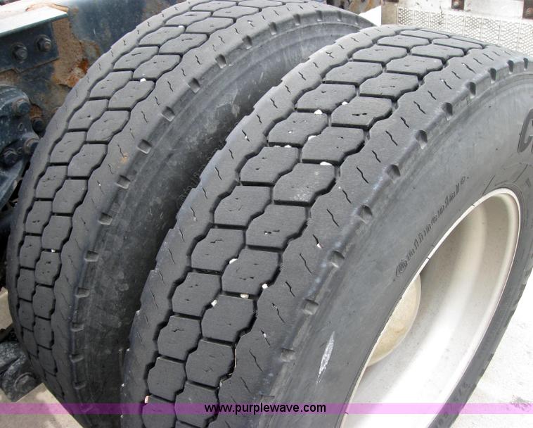 image for item 2628 2005 Kenworth Construct T600 semi truck