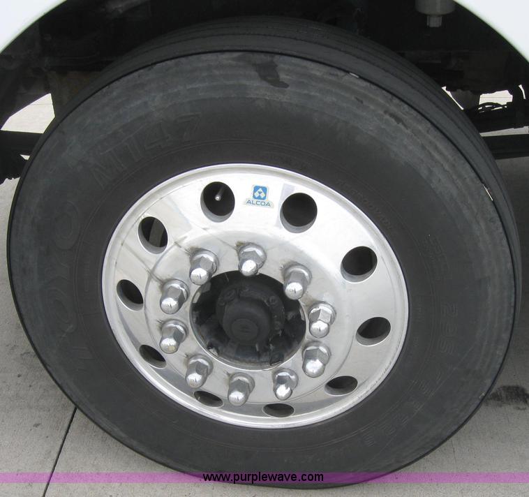 image for item 2628 2005 Kenworth Construct T600 semi truck