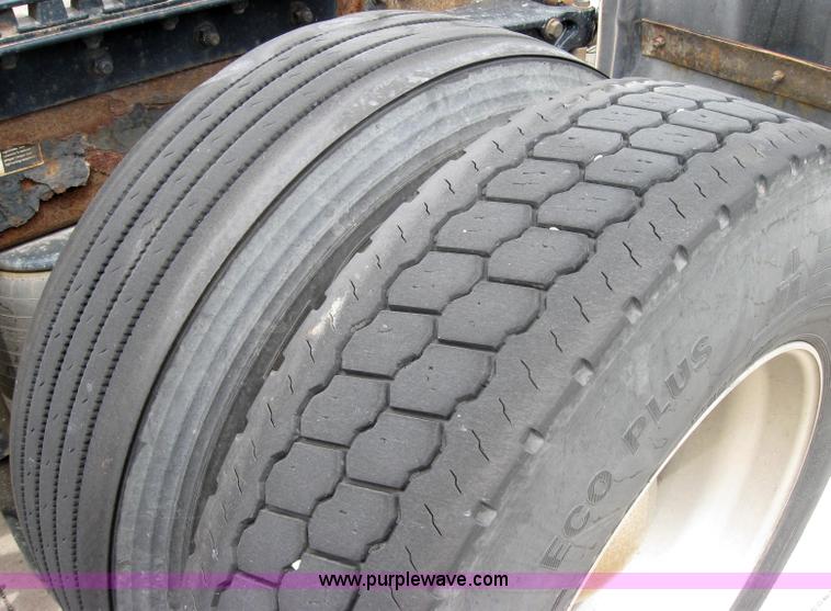 image for item 2628 2005 Kenworth Construct T600 semi truck