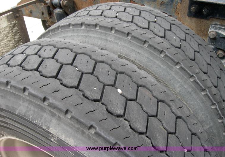 image for item 2628 2005 Kenworth Construct T600 semi truck