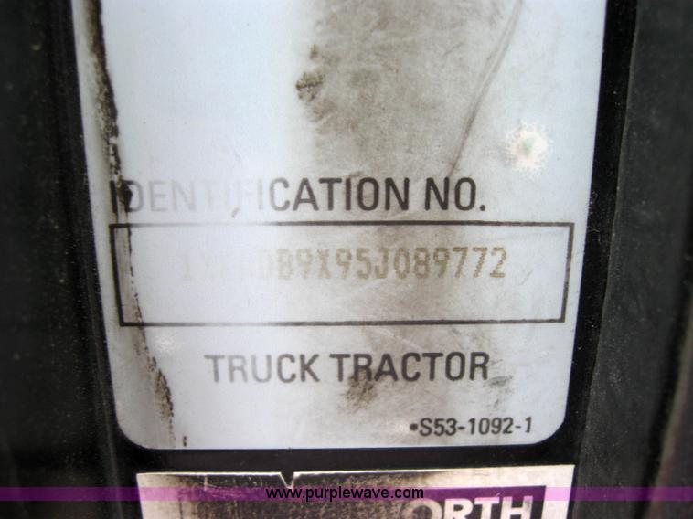 image for item 2628 2005 Kenworth Construct T600 semi truck