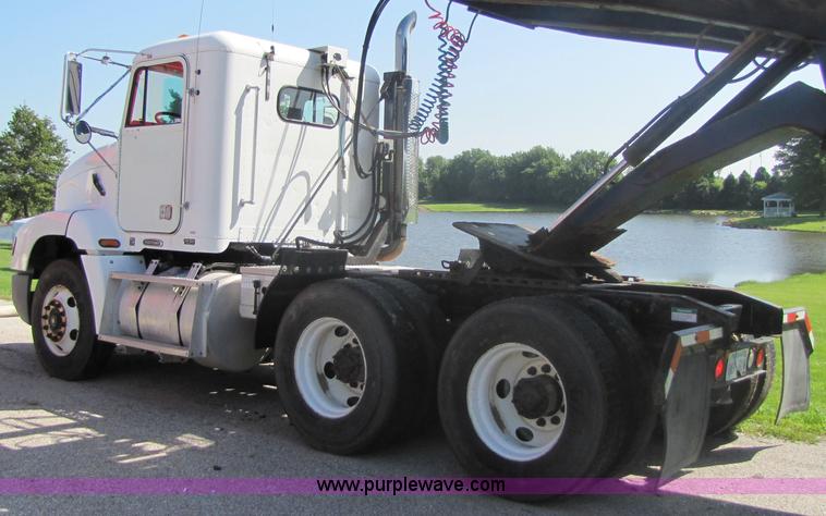 image for item 7239 1998 Freightliner Conventional FLD112 semi truck