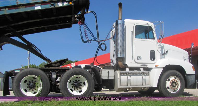 image for item 7239 1998 Freightliner Conventional FLD112 semi truck