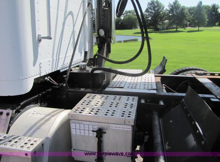 image for item 7239 1998 Freightliner Conventional FLD112 semi truck