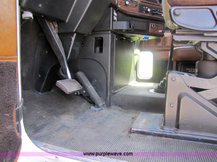 image for item 7239 1998 Freightliner Conventional FLD112 semi truck