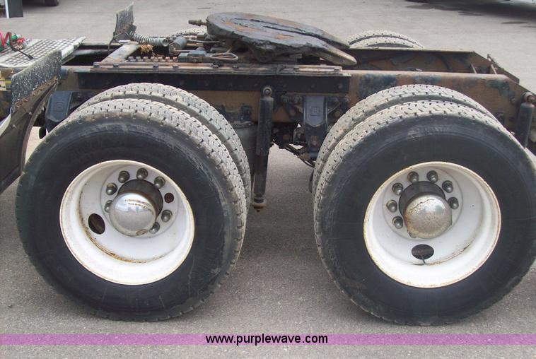 image for item 9665 2003 Kenworth Construct T600 semi truck