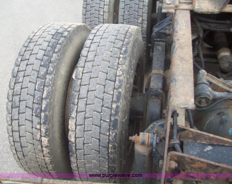 image for item 9665 2003 Kenworth Construct T600 semi truck