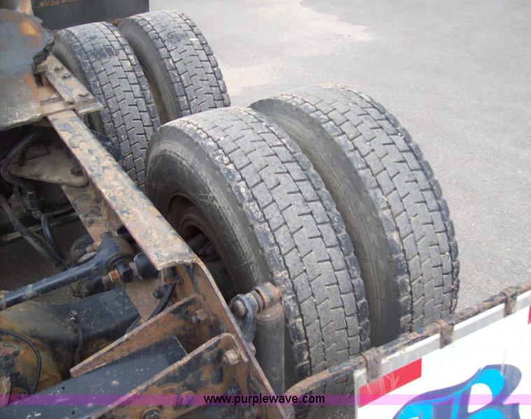 image for item 9665 2003 Kenworth Construct T600 semi truck