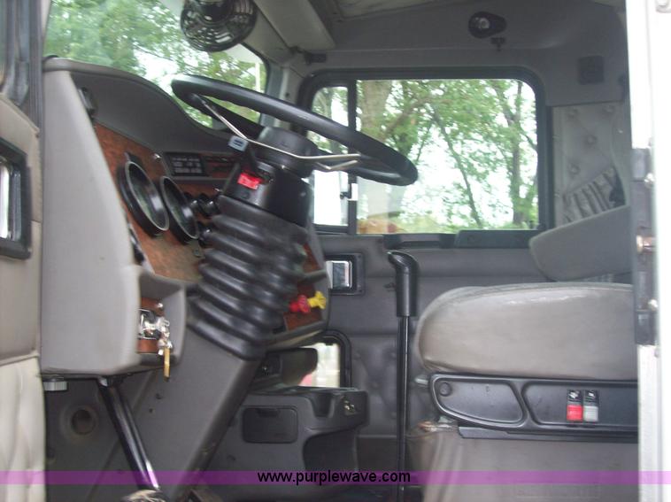 image for item 9665 2003 Kenworth Construct T600 semi truck