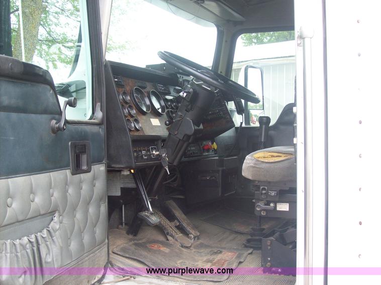 image for item 9666 1995 Kenworth Construct T600 semi truck