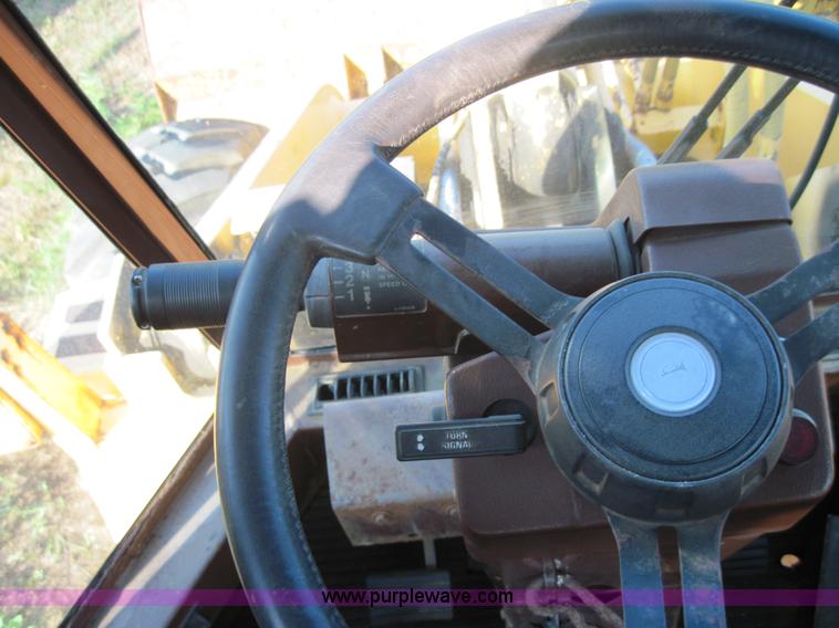 image for item 3022 1989 Case 621 wheel loader
