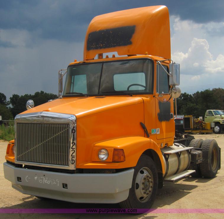 image for item 3029 1994 White Gmc Aero Wca semi truck