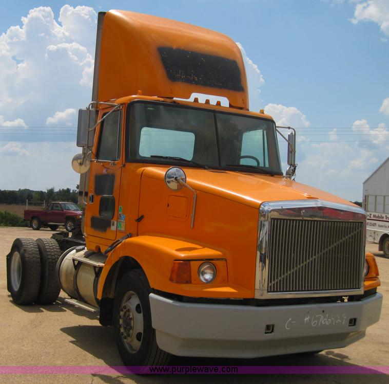 image for item 3029 1994 White Gmc Aero Wca semi truck