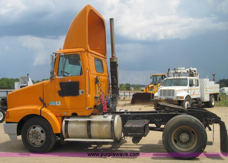 image for item 3029 1994 White Gmc Aero Wca semi truck