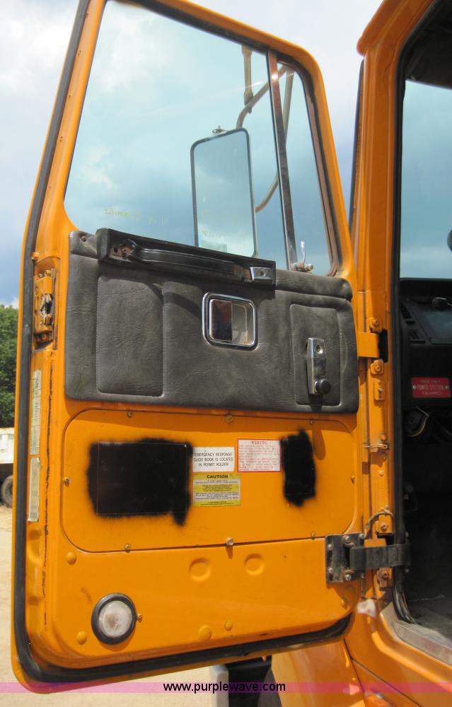 image for item 3029 1994 White Gmc Aero Wca semi truck