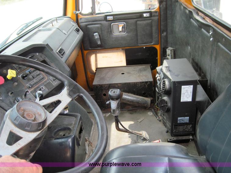 image for item 3029 1994 White Gmc Aero Wca semi truck