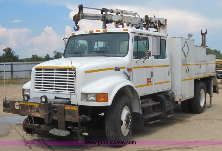image for item 3921 1997 International Series 4900 crane truck