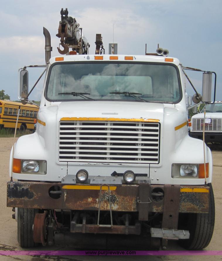 image for item 3921 1997 International Series 4900 crane truck