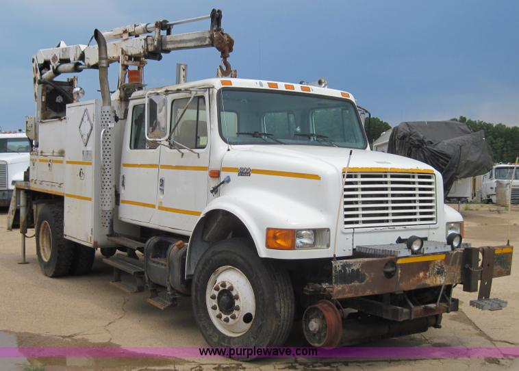 image for item 3921 1997 International Series 4900 crane truck