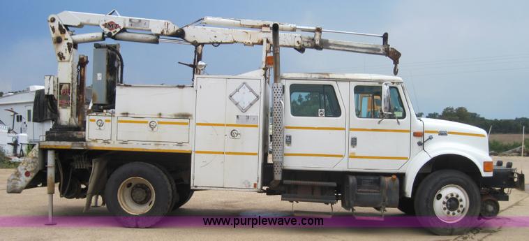 image for item 3921 1997 International Series 4900 crane truck