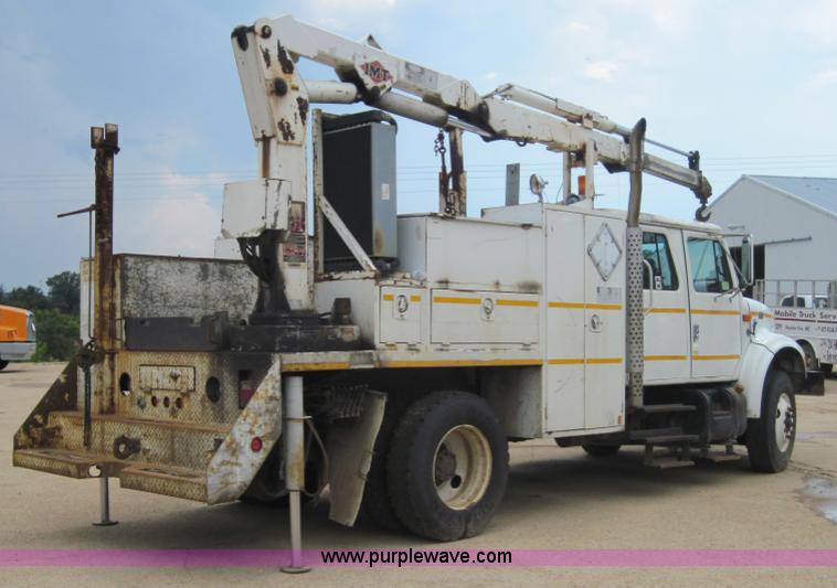 image for item 3921 1997 International Series 4900 crane truck