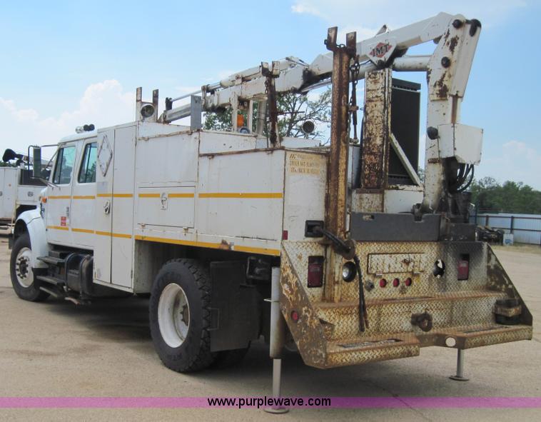 image for item 3921 1997 International Series 4900 crane truck