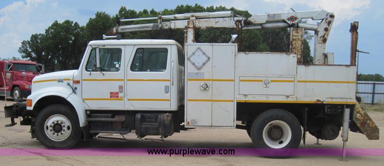 image for item 3921 1997 International Series 4900 crane truck