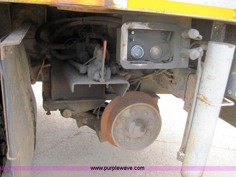 image for item 3921 1997 International Series 4900 crane truck