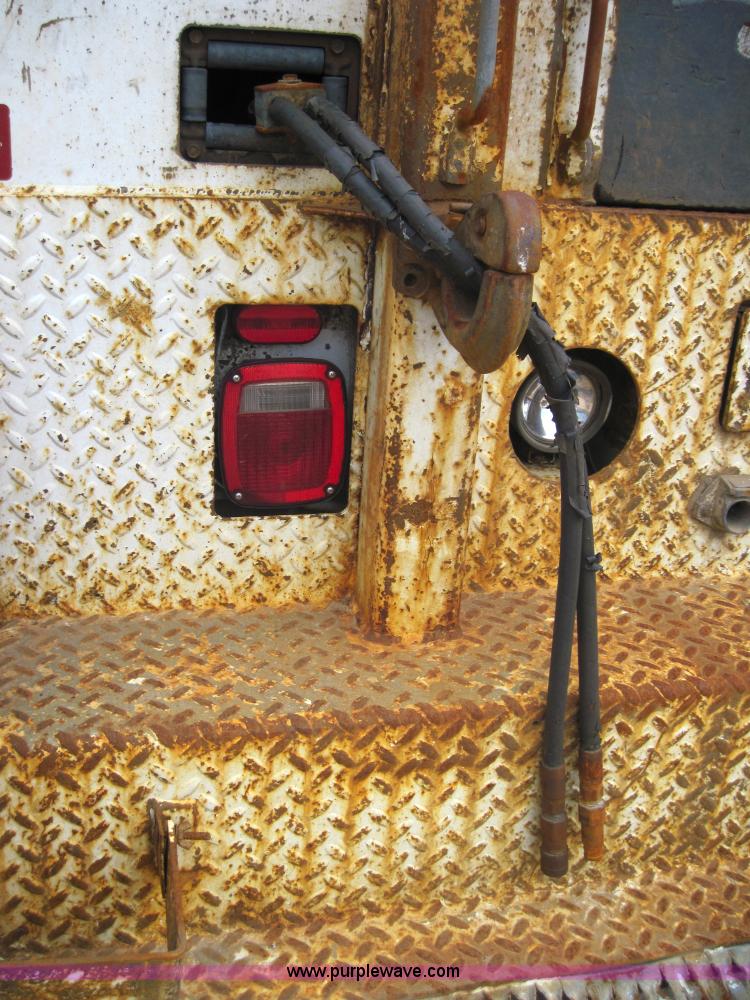 image for item 3921 1997 International Series 4900 crane truck