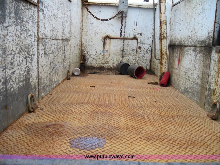 image for item 3921 1997 International Series 4900 crane truck