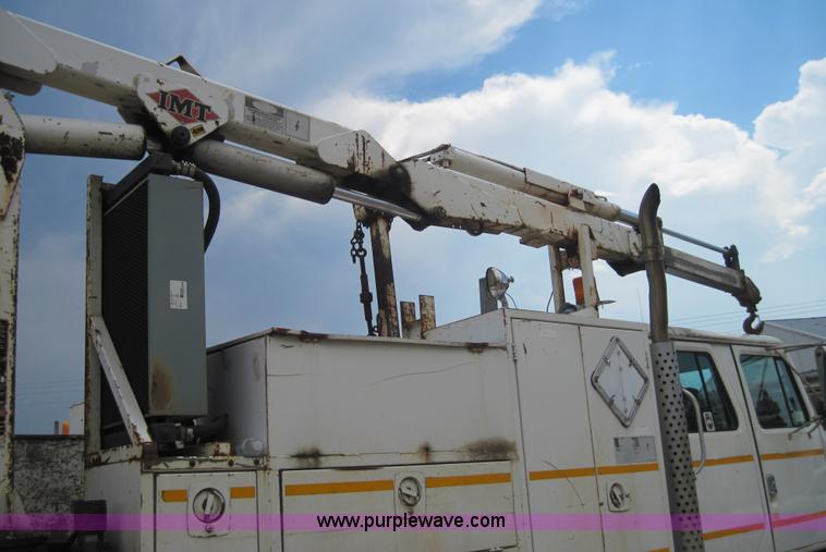 image for item 3921 1997 International Series 4900 crane truck