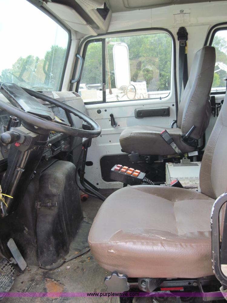 image for item 3921 1997 International Series 4900 crane truck