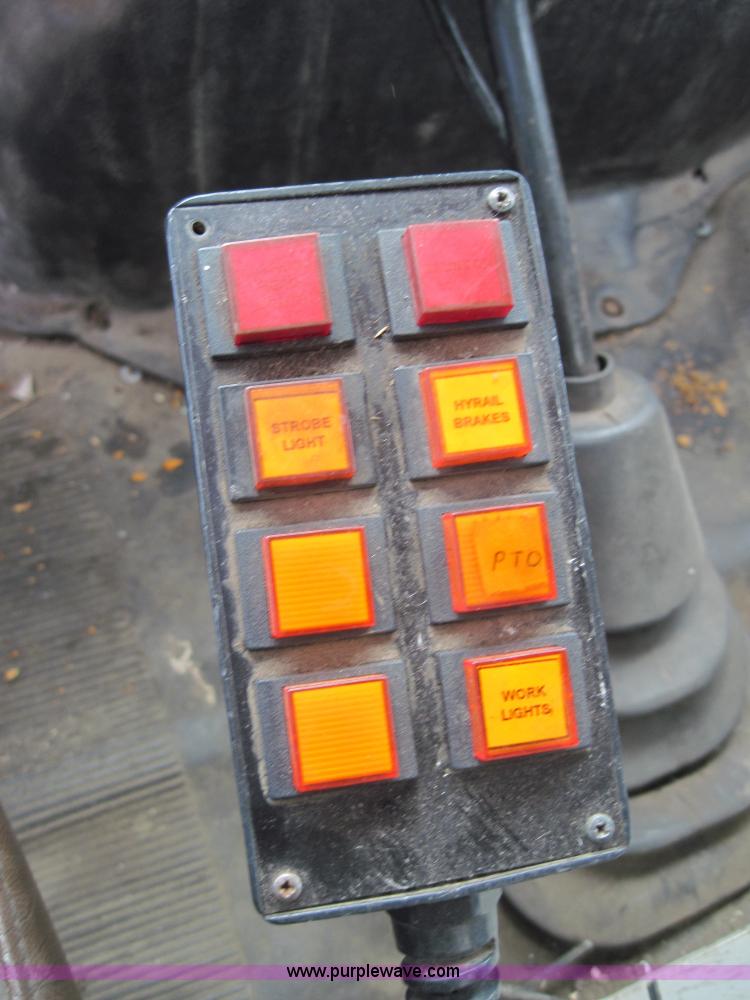 image for item 3921 1997 International Series 4900 crane truck