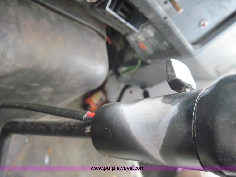 image for item 3921 1997 International Series 4900 crane truck