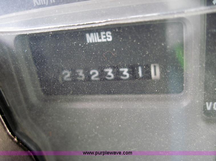 image for item 3921 1997 International Series 4900 crane truck