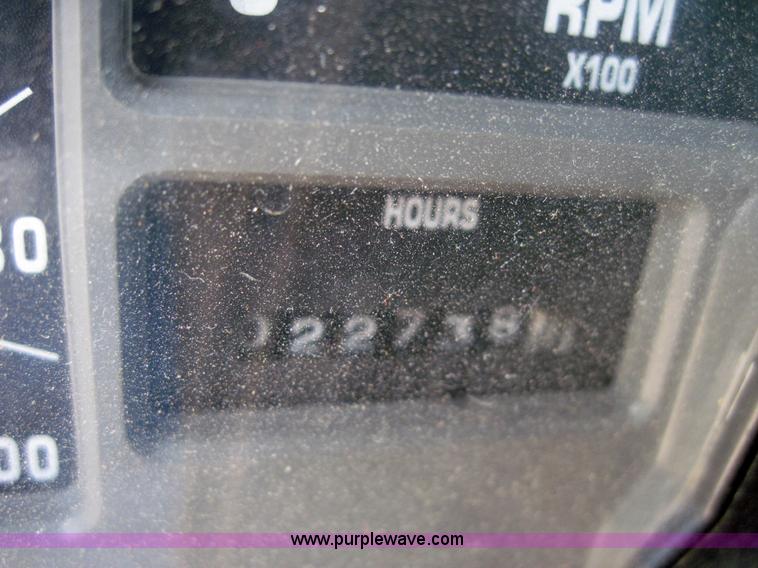 image for item 3921 1997 International Series 4900 crane truck