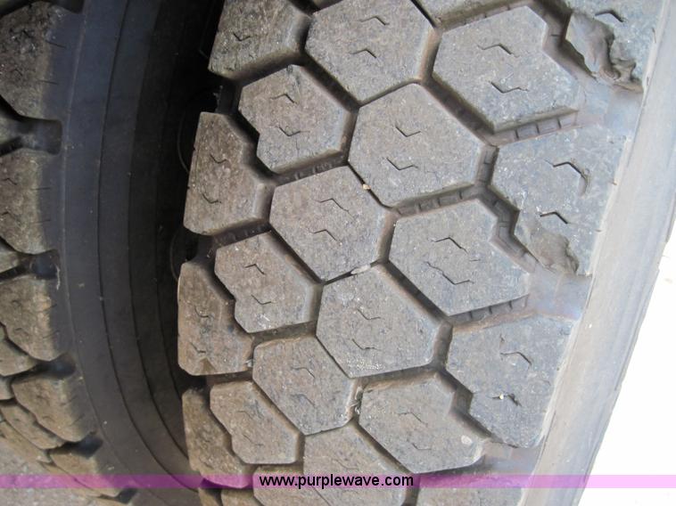 image for item 3921 1997 International Series 4900 crane truck