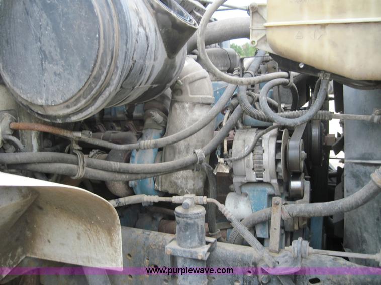 image for item 3921 1997 International Series 4900 crane truck