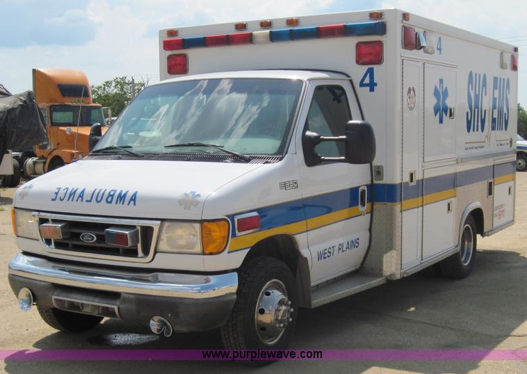image for item 3925 2003 Ford E350 Super Duty ambulance