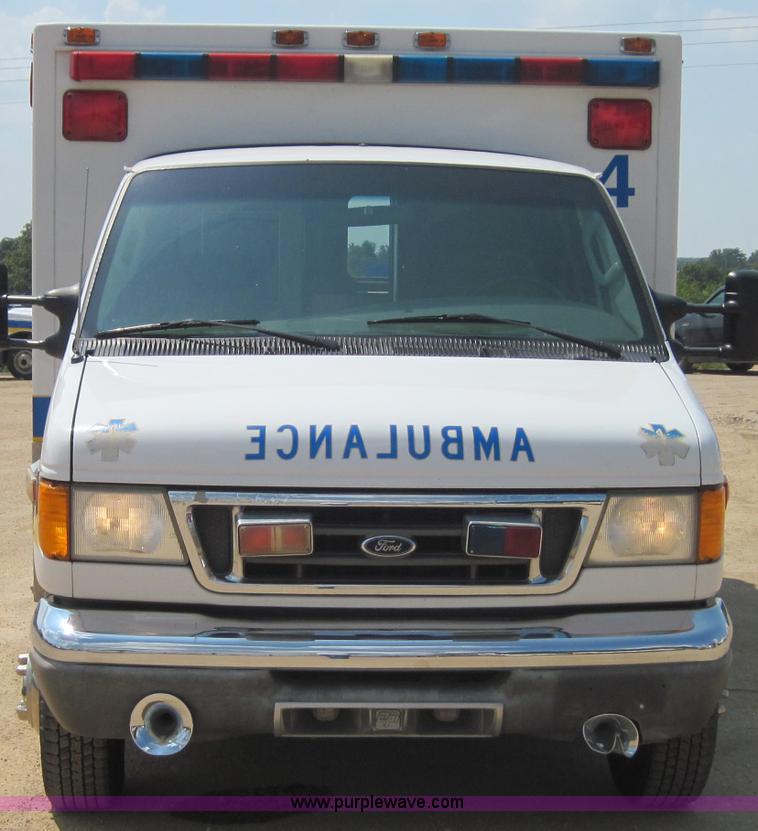 image for item 3925 2003 Ford E350 Super Duty ambulance