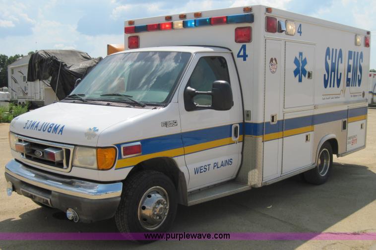 image for item 3925 2003 Ford E350 Super Duty ambulance