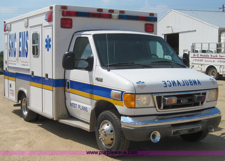 image for item 3925 2003 Ford E350 Super Duty ambulance