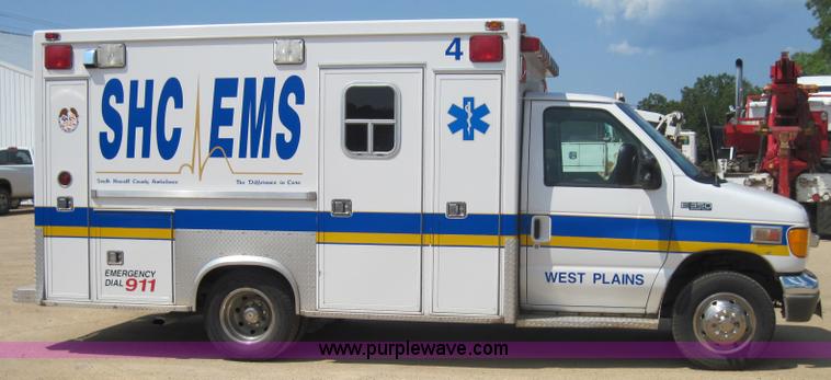 image for item 3925 2003 Ford E350 Super Duty ambulance