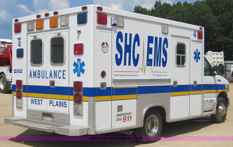 image for item 3925 2003 Ford E350 Super Duty ambulance