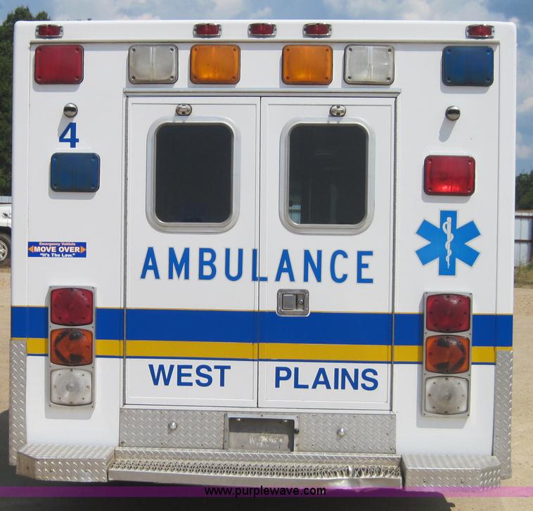 image for item 3925 2003 Ford E350 Super Duty ambulance