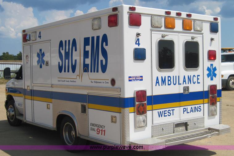 image for item 3925 2003 Ford E350 Super Duty ambulance